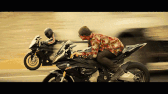 行駛摩托車